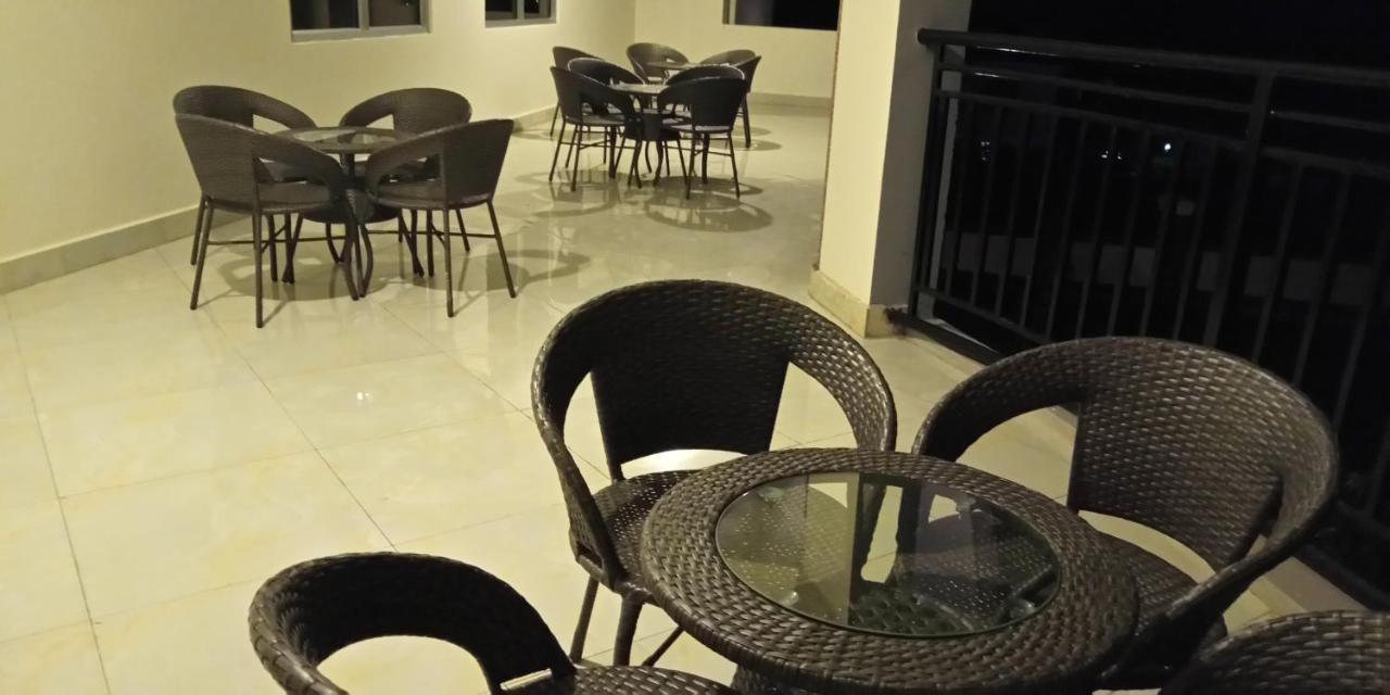 Eka Hoima Hotel Buitenkant foto