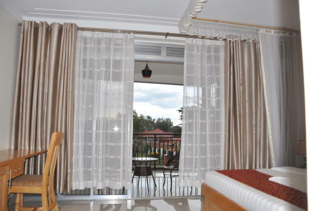 Eka Hoima Hotel Buitenkant foto